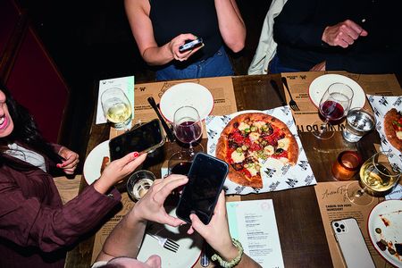 © New Culture Voller Tisch; vegane Pizza