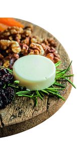 © Those Vegan Cowboys veganer Käse auf Brett